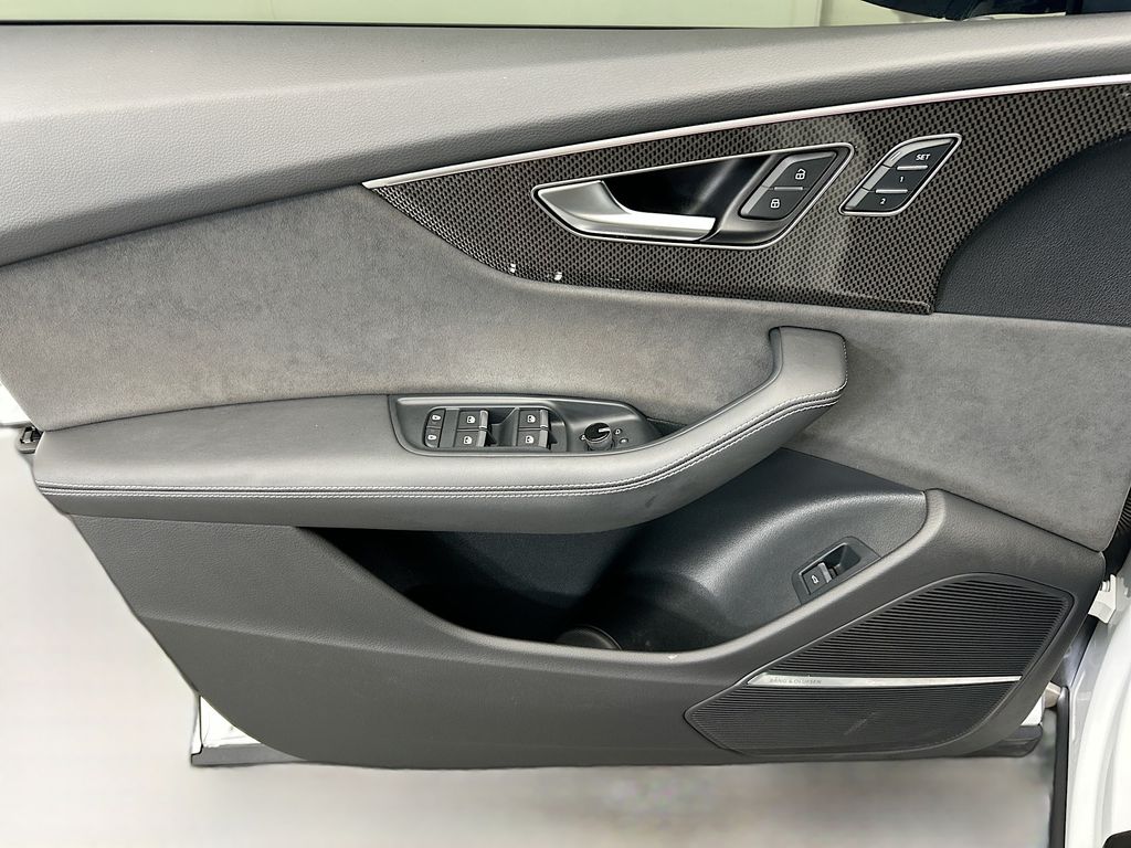 Thumbnail: 2023 Audi SQ8 - 23