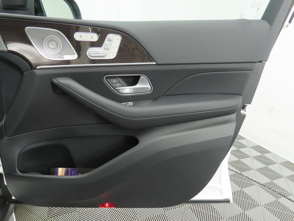 2025 Mercedes-Benz GLS 450 4MATIC 26