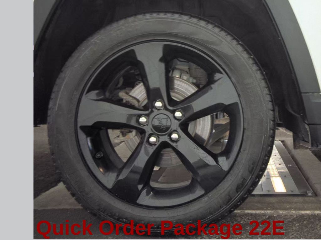 2025 Bright White Clearcoat Jeep Grand Cherokee Limited 4X4 SUV