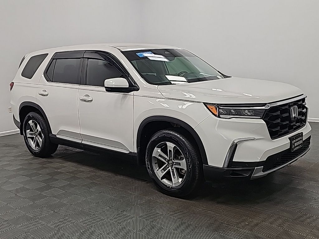 2023 Honda Pilot EX-L FWD with Captains Chairs