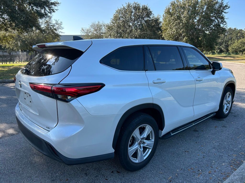 Thumbnail: 2022 Toyota Highlander - 5