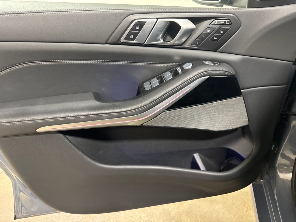 Used 2023  BMW xDrive40i image 17