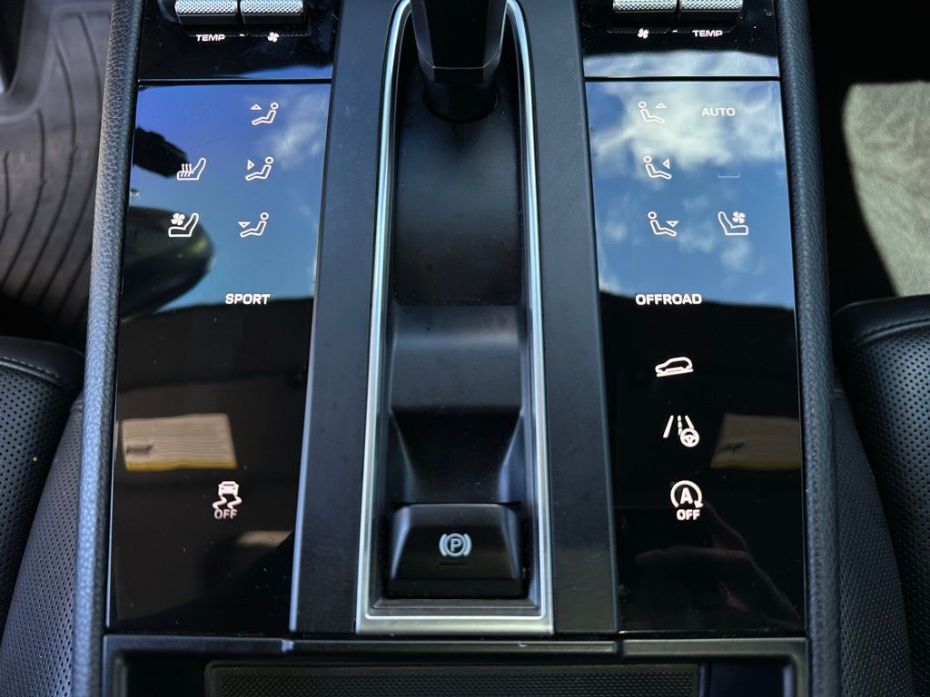 Thumbnail: 2022 Porsche Macan - 29