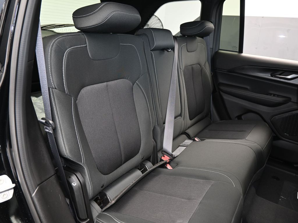New 2026 Diamond Black Crystal Pearlcoat Jeep Laredo image 34