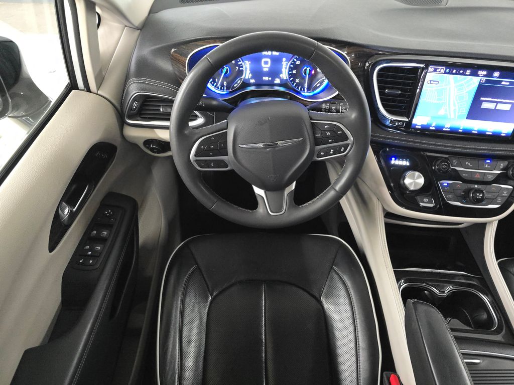 Used 2023 White Chrysler Limited image 17
