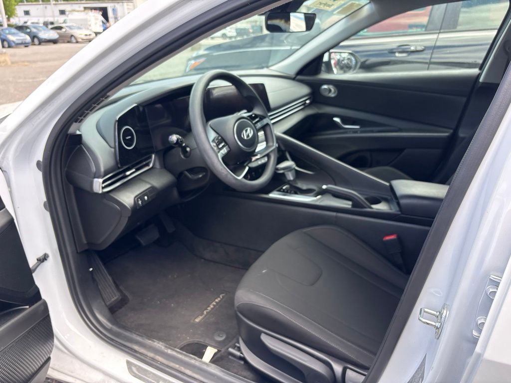 Used 2024 White Hyundai SEL image 13
