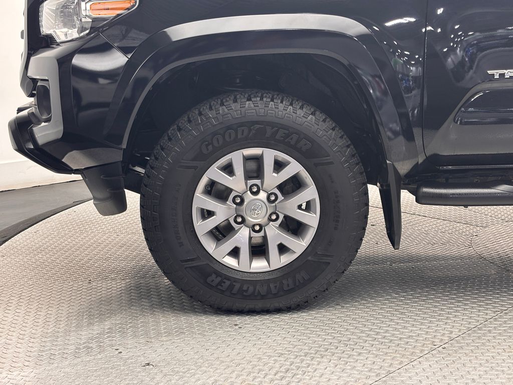 Thumbnail: 2019 Toyota Tacoma - 6