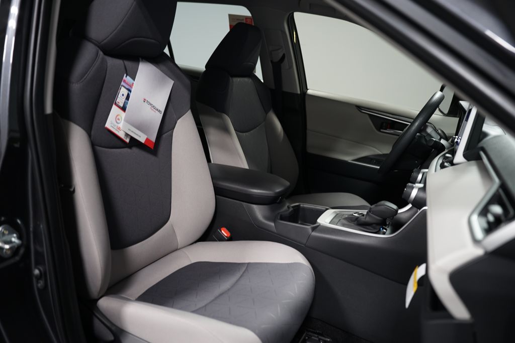 2025 Toyota RAV4 XLE 28