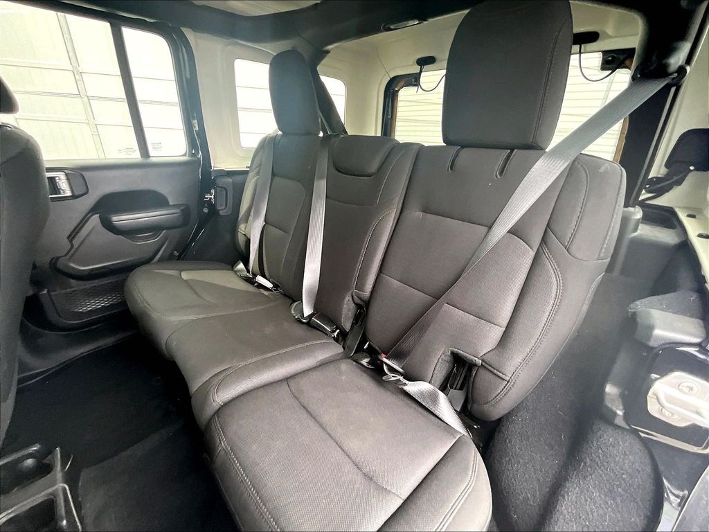 2022 Jeep Wrangler — photo 15