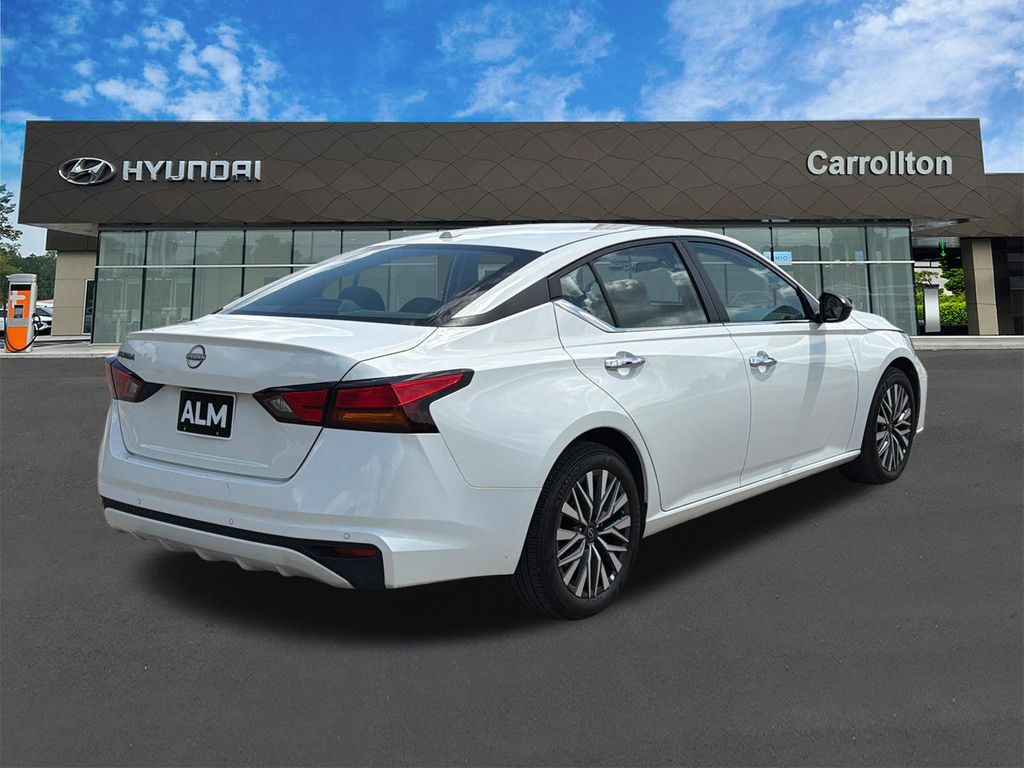 Used 2025 White Nissan 2.5 SV image 5