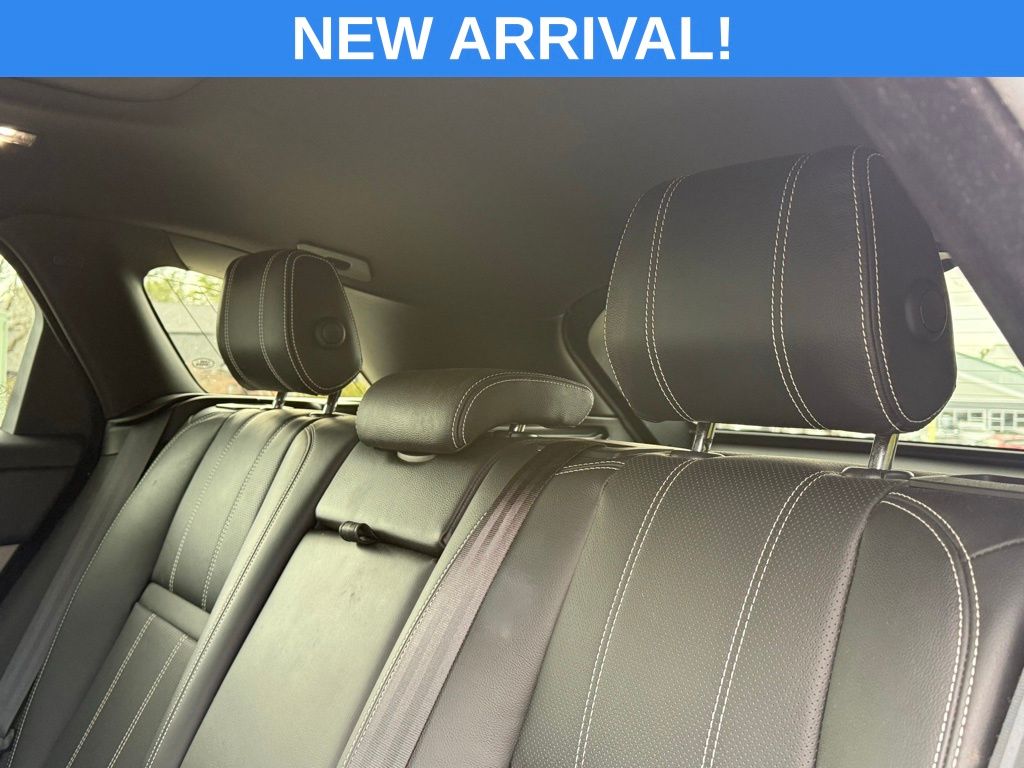 Used 2019 White Land Rover SE R-Dynamic image 20