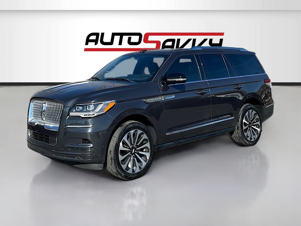 Used 2024 Gray Metallic Lincoln Reserve image 3