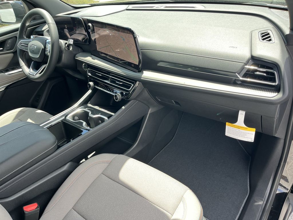 2025 Chevrolet Traverse LT photo