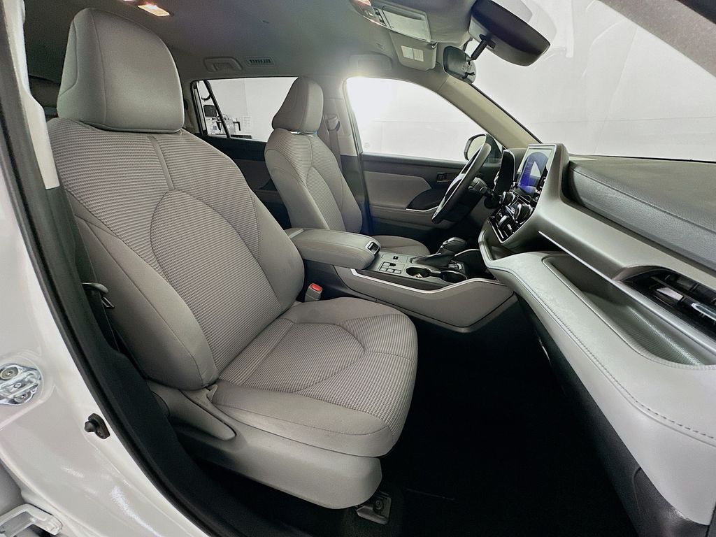 2023 Toyota Highlander L 27