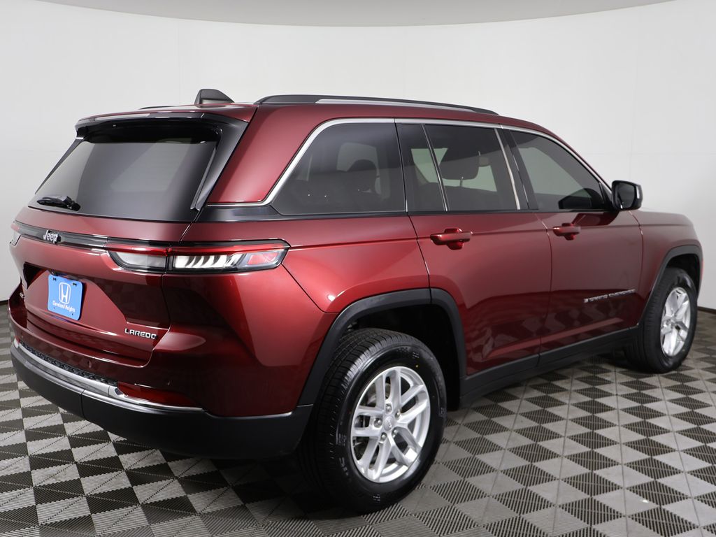 Used 2023 Red Jeep Laredo image 9