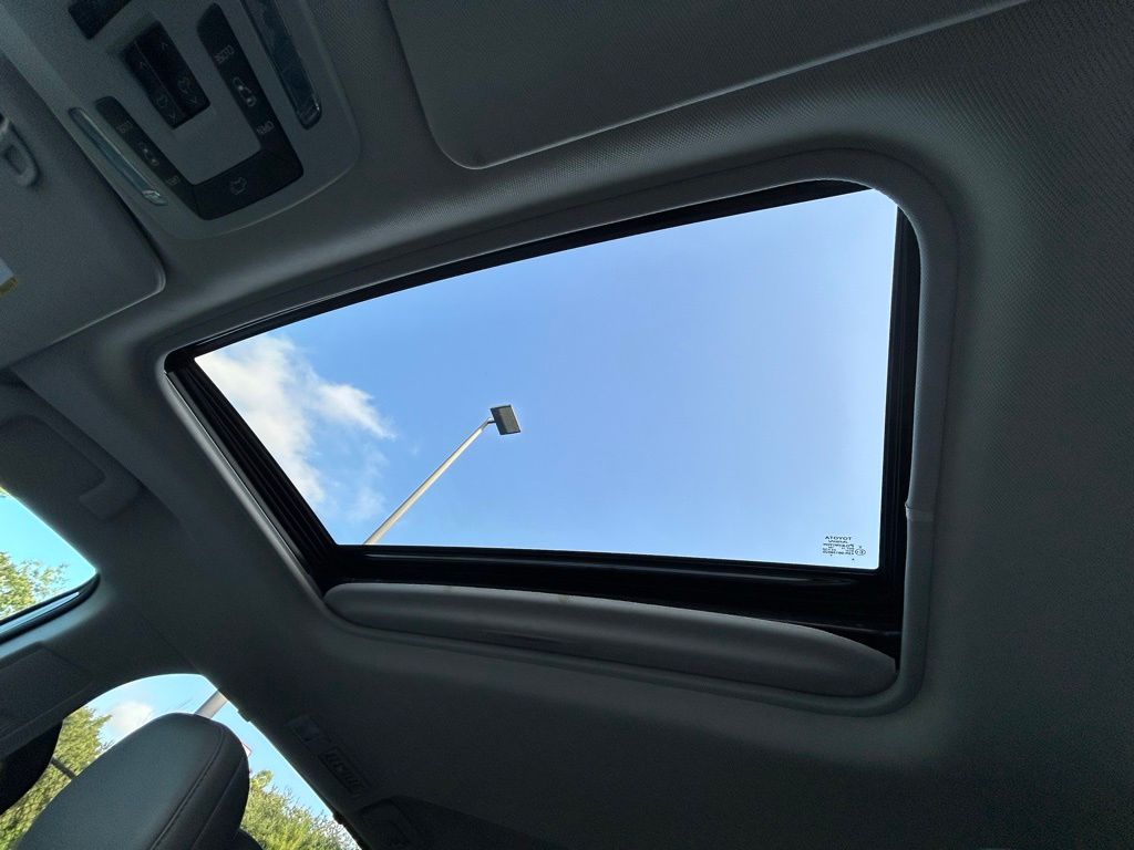 Thumbnail: 2023 Toyota Sienna - 31