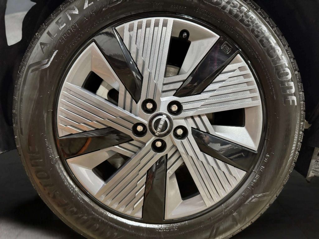 Certified Used 2025 Everest White Pearl Tricoat Nissan SL image 32