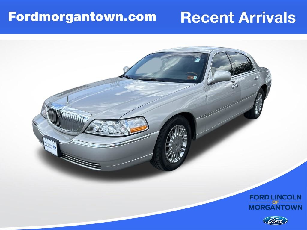 Gold 2008 Lincoln Town Car Sedan Rear-Wheel Drive 4-Speed Automatic Overdrive