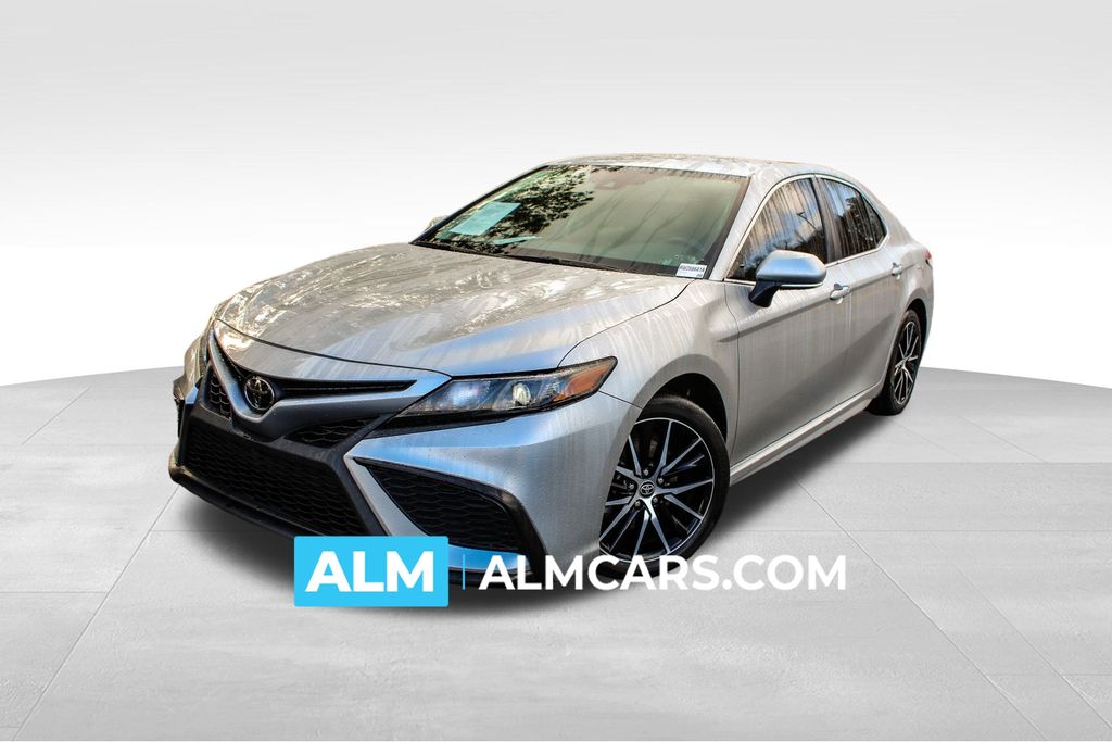 2023 Toyota Camry SE's photo