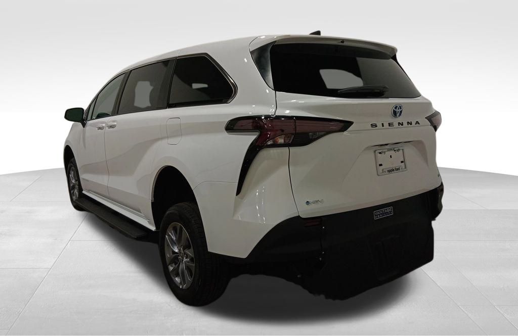 2025 Toyota Sienna LE