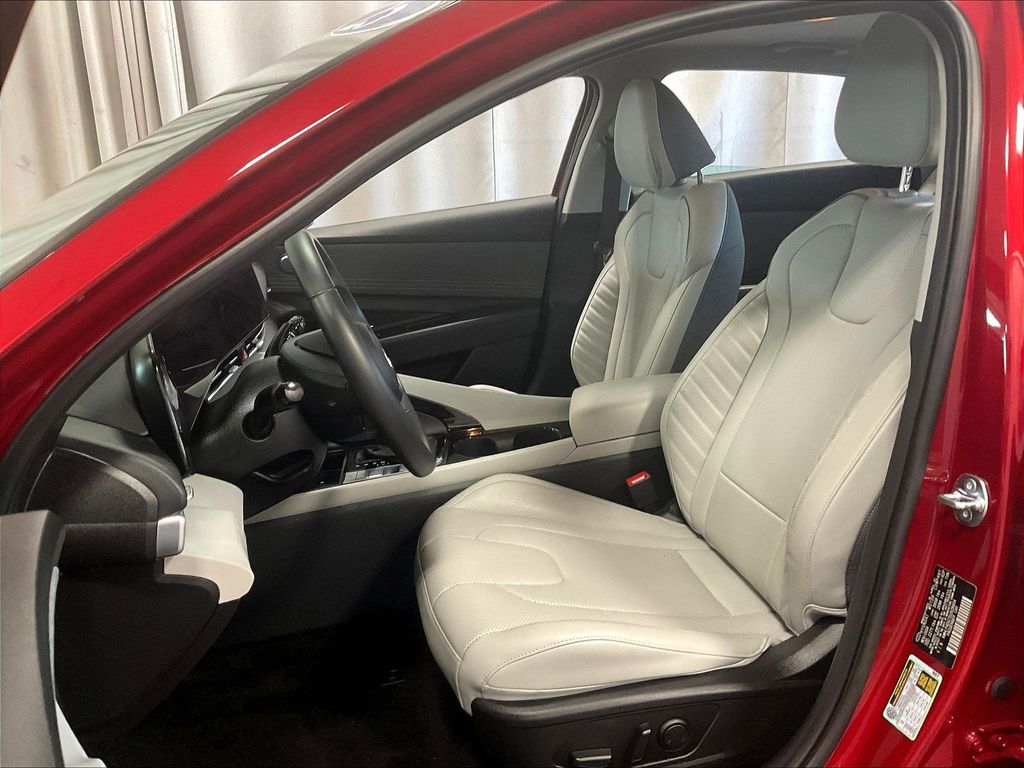 2025 Hyundai Elantra — photo 10