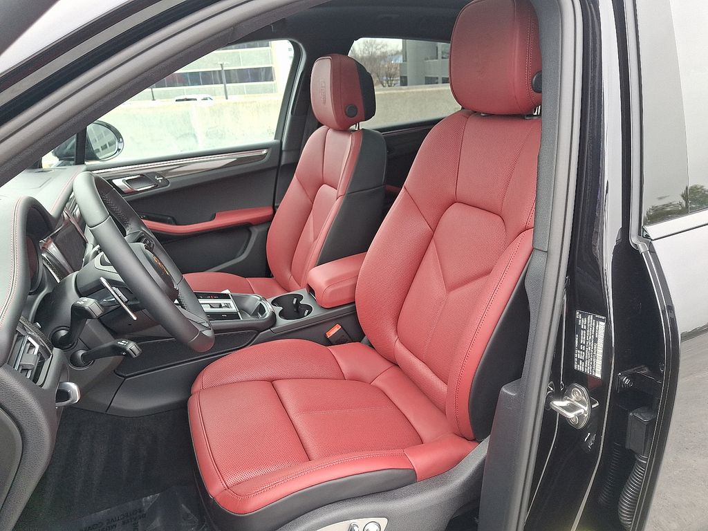 Thumbnail: 2026 Porsche Macan - 5