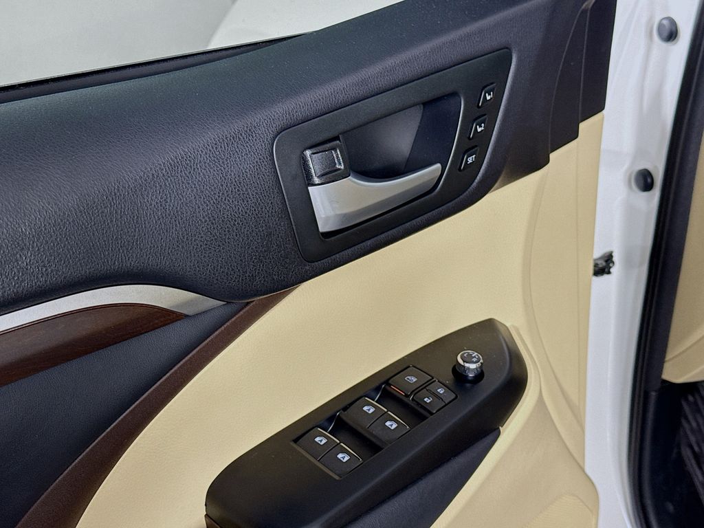 Thumbnail: 2014 Toyota Highlander - 18