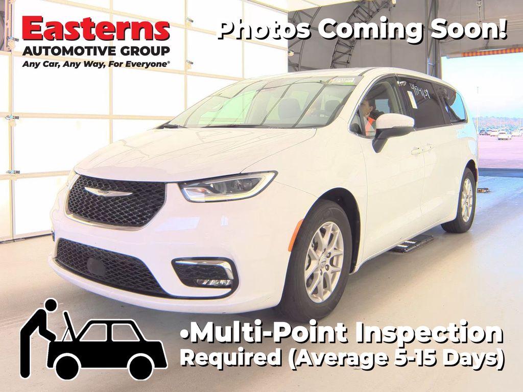 2023 Chrysler Pacifica Touring L's photo