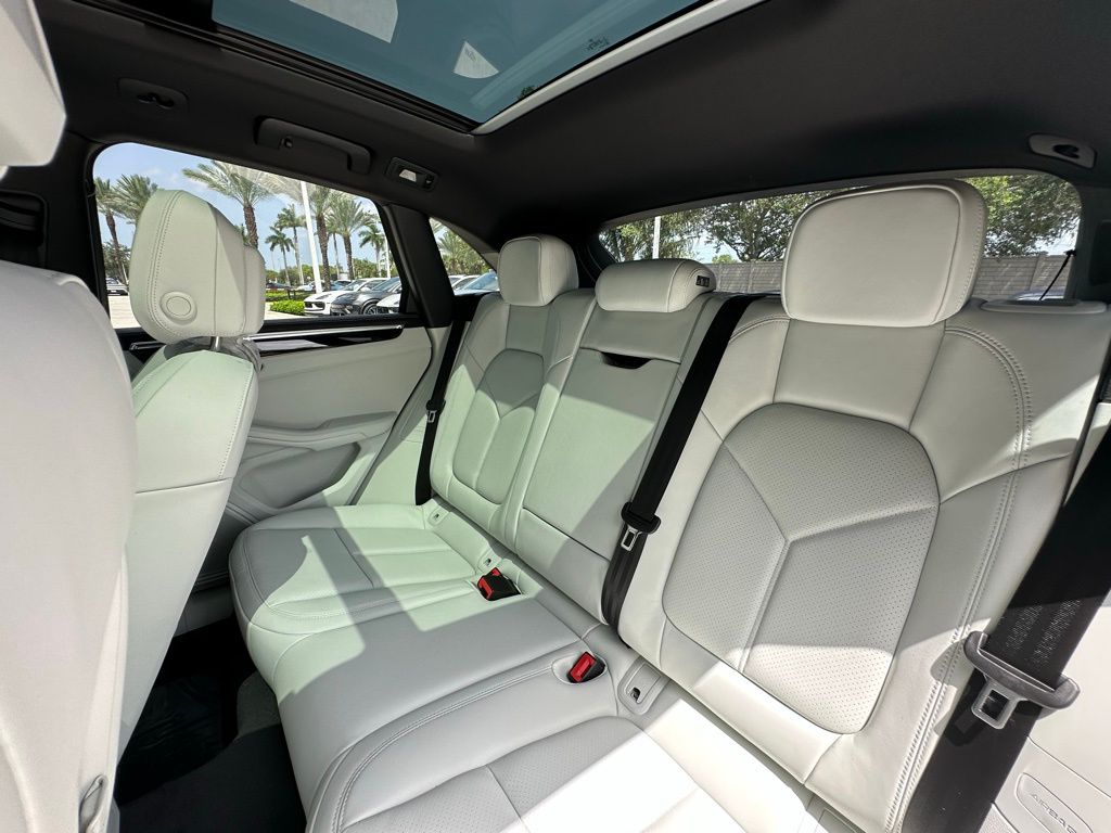 2025 Porsche Macan  28