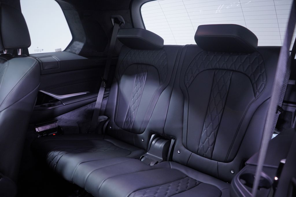 2025 BMW X7 M60i 10