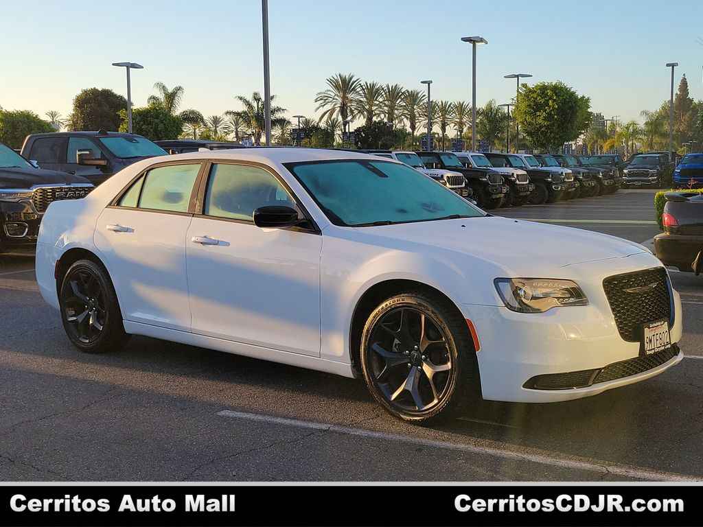 2023 Chrysler 300 Touring RWD