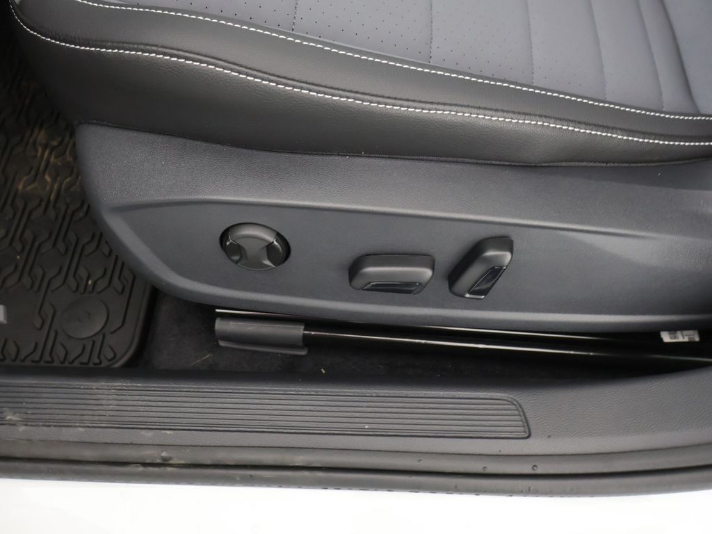 2025 Volkswagen Jetta SE - Photo 14
