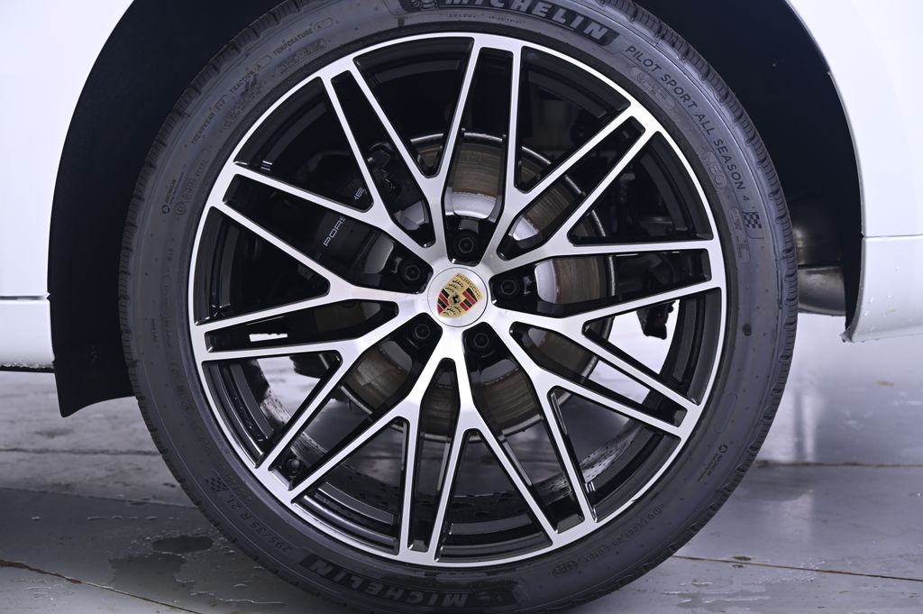 Thumbnail: 2026 Porsche Macan - 12