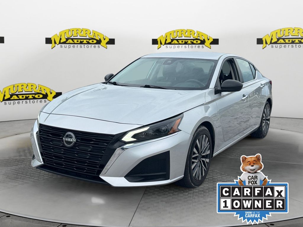 Brilliant Silver Metallic 2024 Nissan Altima Sedan Front-Wheel Drive Continuously Variable Transmission