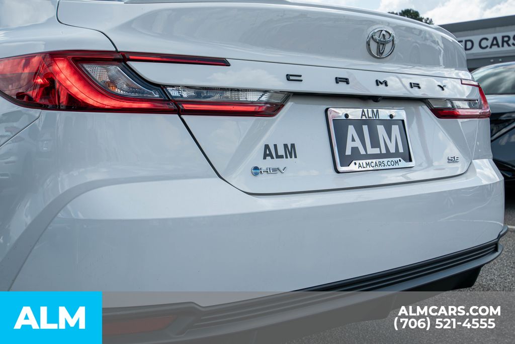 2025 Toyota Camry SE photo 4