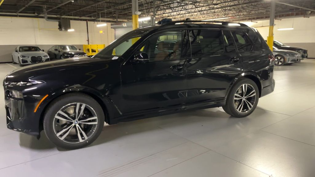 2025 BMW X7 M60i 4