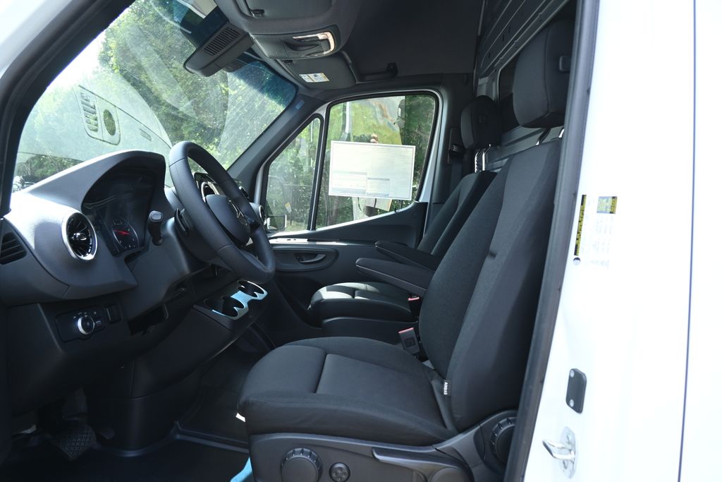 Thumbnail: 2025 Mercedes-Benz Sprinter - 3