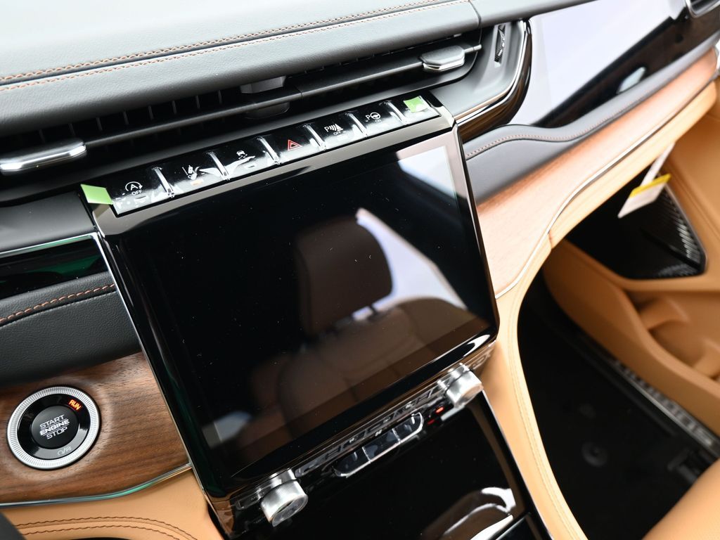 New 2025 Diamond Black Crystal Pearlcoat Jeep Summit image 25