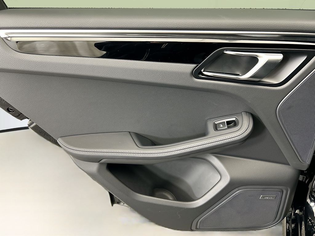 Thumbnail: 2026 Porsche Macan - 27