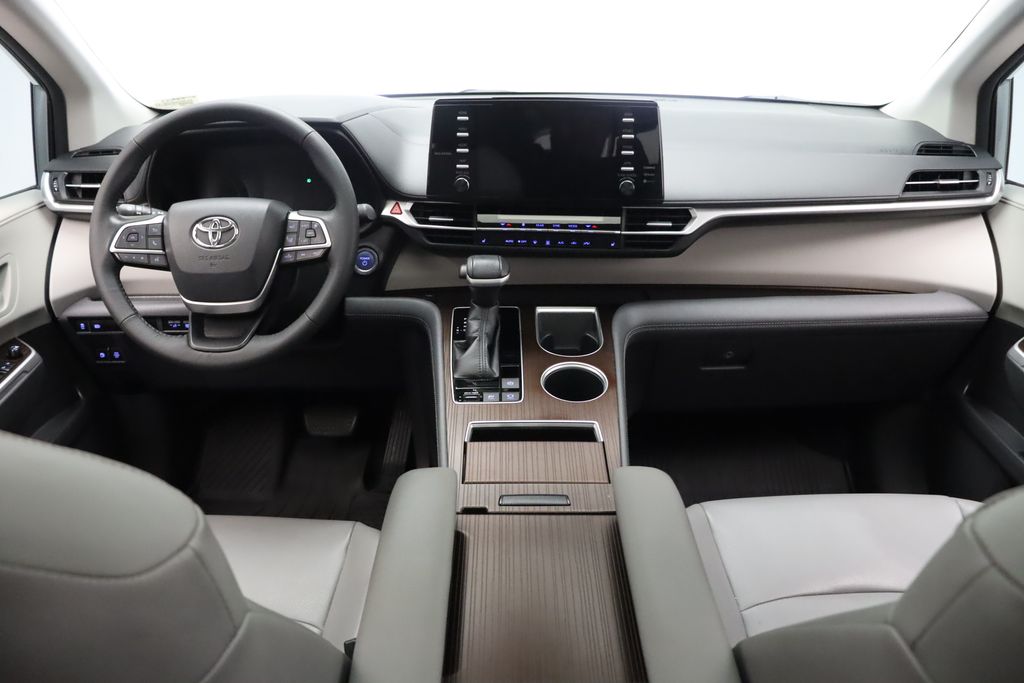 2021 Toyota Sienna XLE 23