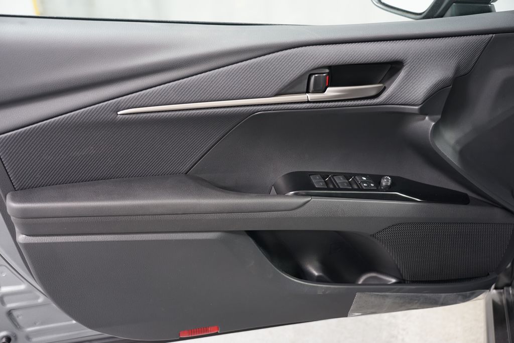 2025 Toyota Camry SE 31