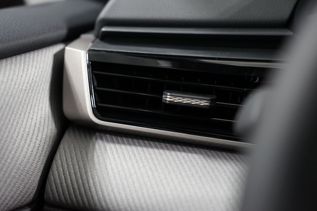 2025 Toyota Camry SE 26