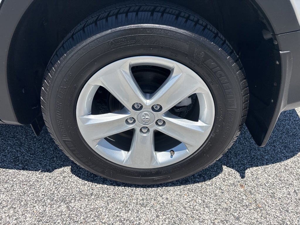 Used 2013 Silver Toyota XLE image 8