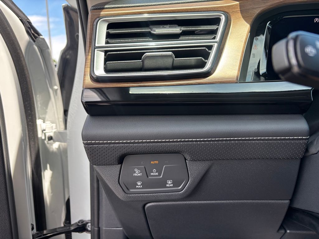 Used Car 2025 Volkswagen Atlas  2.0t Se W/technology For Sale Under $40,000 In Austin, Texas