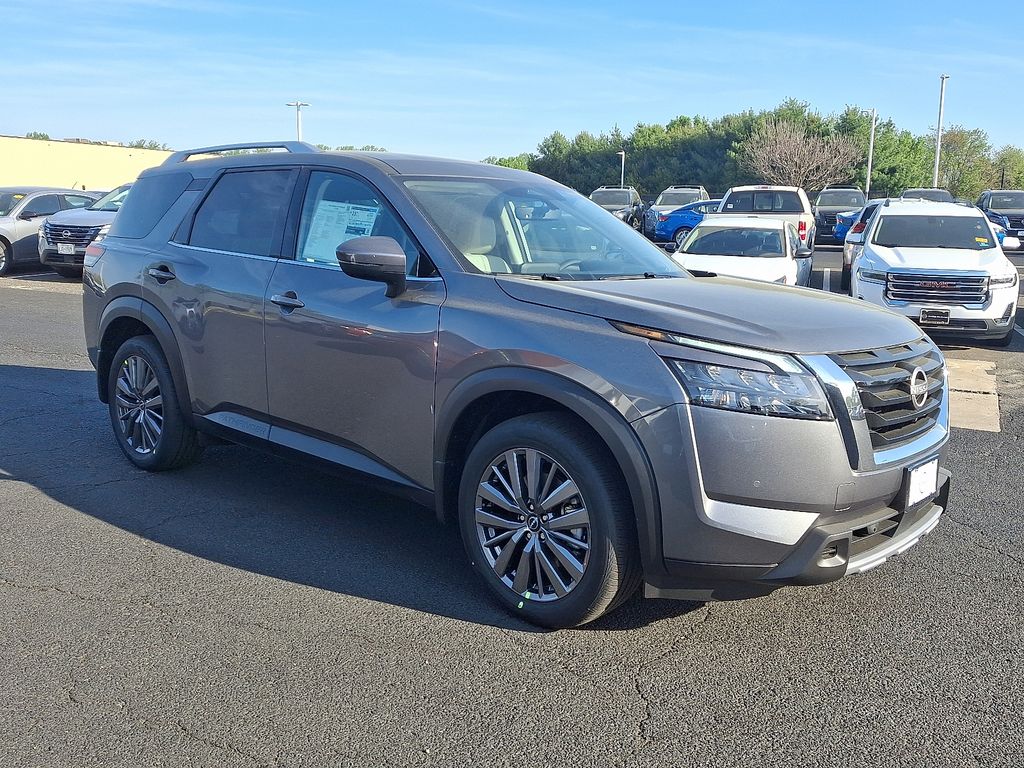 2025 Nissan Pathfinder SL 2