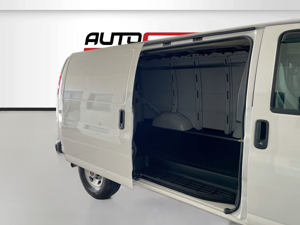 Used 2025 White GMC Work Van image 27