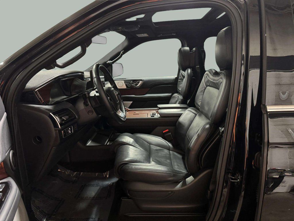 Certified Used 2023 Infinite Black Metallic Clearcoat Lincoln Reserve image 5