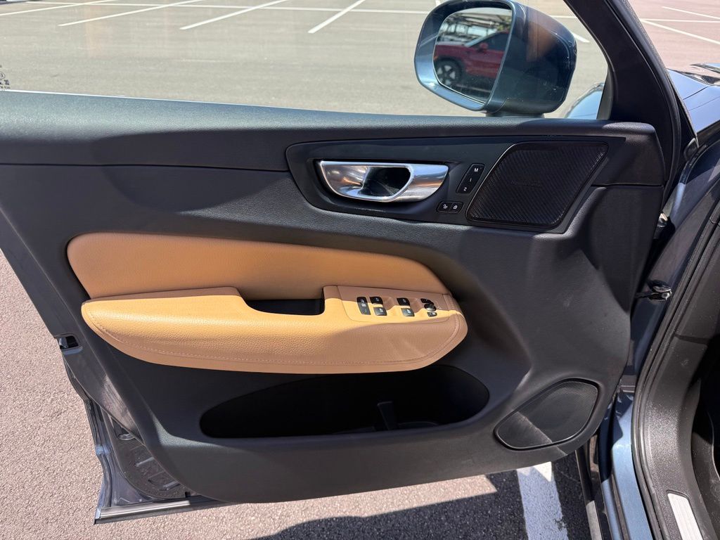 Thumbnail: 2020 Volvo XC60 - 11