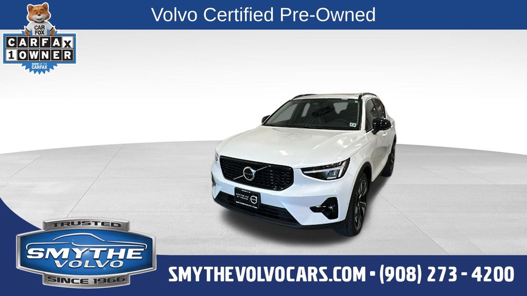 Crystal White 2023 Volvo XC40 B5 Plus Dark Theme AWD SUV / Crossover All-Wheel Drive Automatic