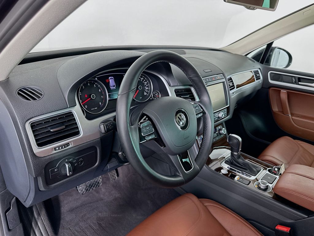 Thumbnail: 2015 Volkswagen Touareg - 9